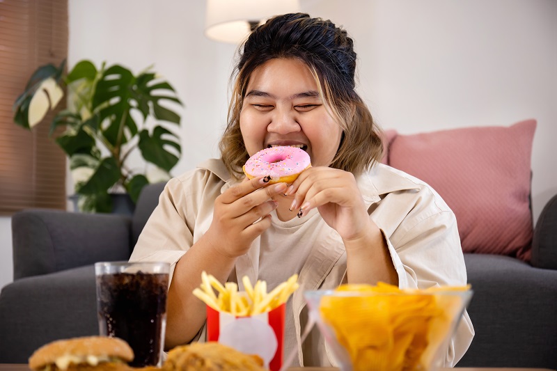 Stress khiến nữ giới ăn uống mất kiểm soát