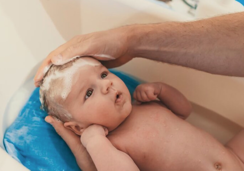 Cha mẹ tuyệt đối không sử dụng sản phẩm dầu gội của người lớn cho trẻ 