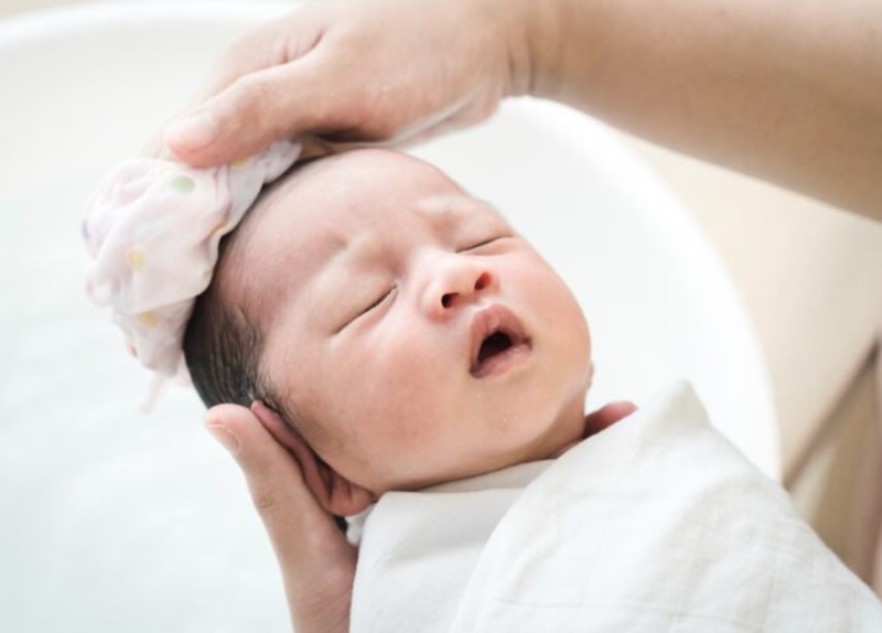 Massage nhẹ nhàng giúp làm mềm lớp cứt trâu mà không gây tổn thương da đầu bé