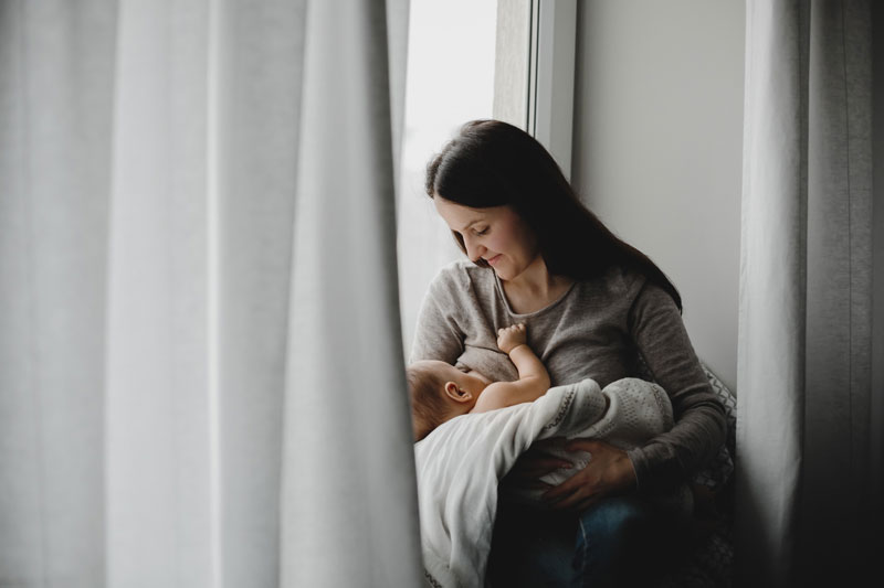 Việc cho con bú cũng sẽ ảnh hưởng trực tiếp đến thời gian xuất hiện lại kinh nguyệt sau sinh