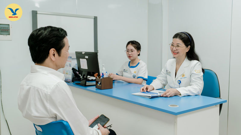 Khách hàng đang thăm khám sức khỏe định kỳ tại Hệ thống Y tế MEDLATEC 