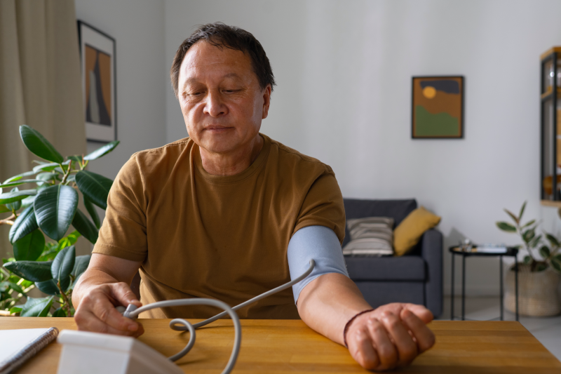 Theo dõi chỉ số sức khỏe định kỳ bằng máy đo huyết áp điện tử tại nhà