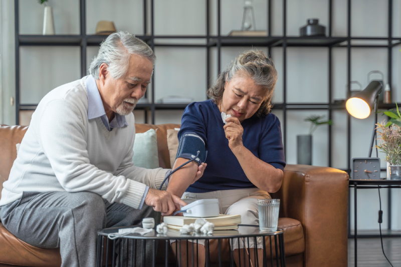 Lựa chọn máy đo huyết áp điện tử bắp tay chính hãng cho người cao tuổi