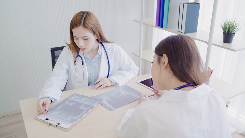 Bệnh nhân được bác sĩ chuyên khoa 1 giải thích kết quả chẩn đoán bệnh