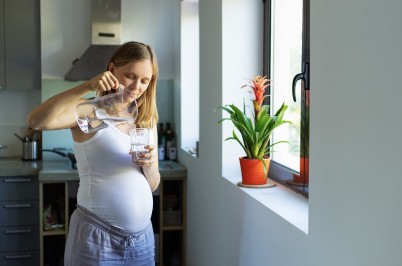 Bà bầu nên uống đủ nước khoảng 2 đến 2.5 lít/ngày để tránh phù nề