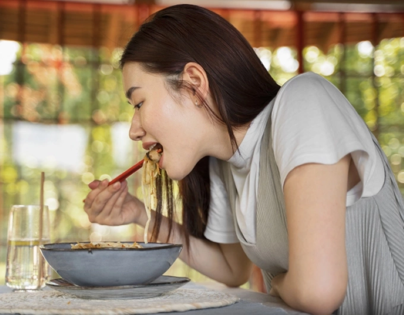 Người dân cần tuân thủ nguyên tắc nhai kỹ khi ăn uống để tránh tình trạng hình thành bã thức ăn (Ảnh minh họa - Nguồn: Internet) 