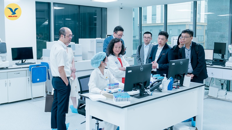 Đoàn công tác đi tham quan Trung tâm Xét nghiệm dưới sự hướng dẫn của TS.BS Trịnh Thị Quế - Giám đốc vận hành Hệ thống ét nghiệm