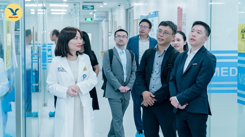 Đoàn công tác đi tham quan Trung tâm Xét nghiệm dưới sự hướng dẫn của TS.BS Trịnh Thị Quế - Giám đốc vận hành Hệ thống ét nghiệm