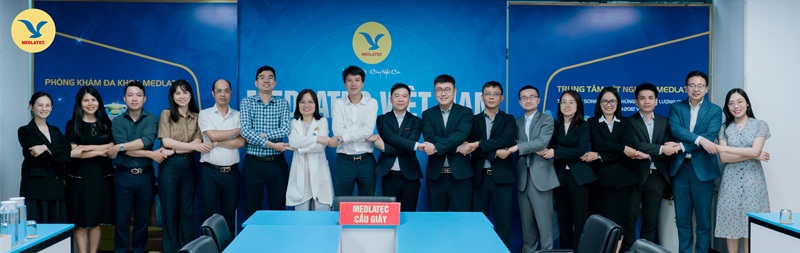 Lãnh đạo và cán bộ hai đơn vị chụp ảnh lưu niệm tại buổi lễ