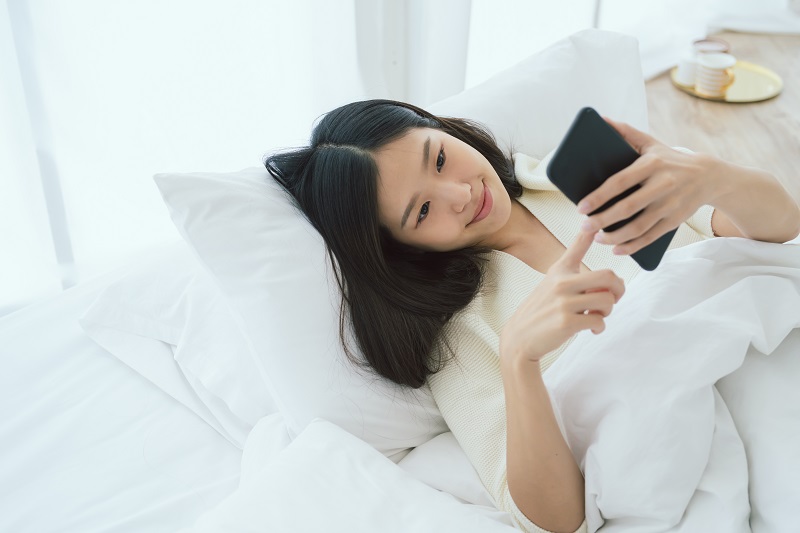 Sử dụng điện thoại trước khi ngủ có thể ảnh hưởng đến hormone melatonin