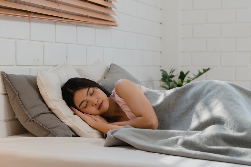 Ngủ đủ và ngủ sâu giúp duy trì cân bằng nội tiết, từ đó hỗ trợ kiểm soát cân nặng tốt hơn.