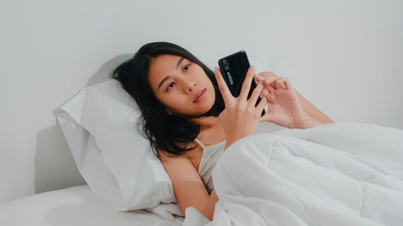 Ánh sáng xanh từ điện thoại có thể làm rối loạn giấc ngủ và ảnh hưởng đến chuyển hóa 