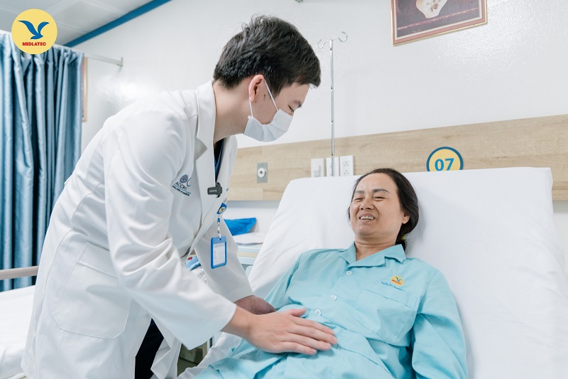 Khi có triệu chứng bất thường, người bệnh nên thăm khám bác sĩ thay vì tự điều trị bằng dược liệu.