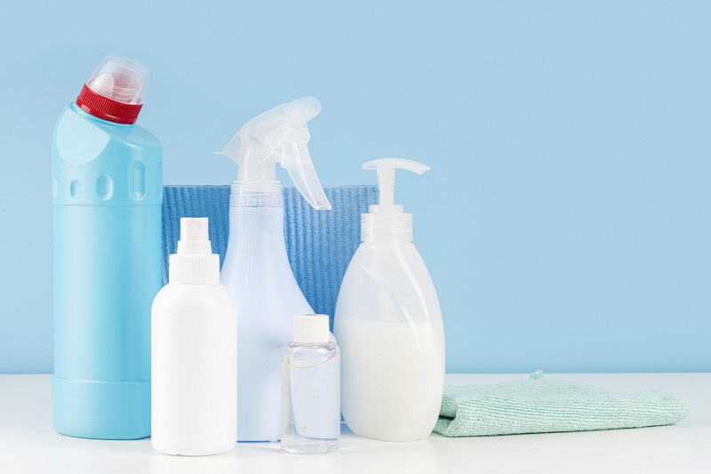 Tiếp xúc với hóa chất tẩy rửa dễ kích thích triệu chứng viêm da bùng phát