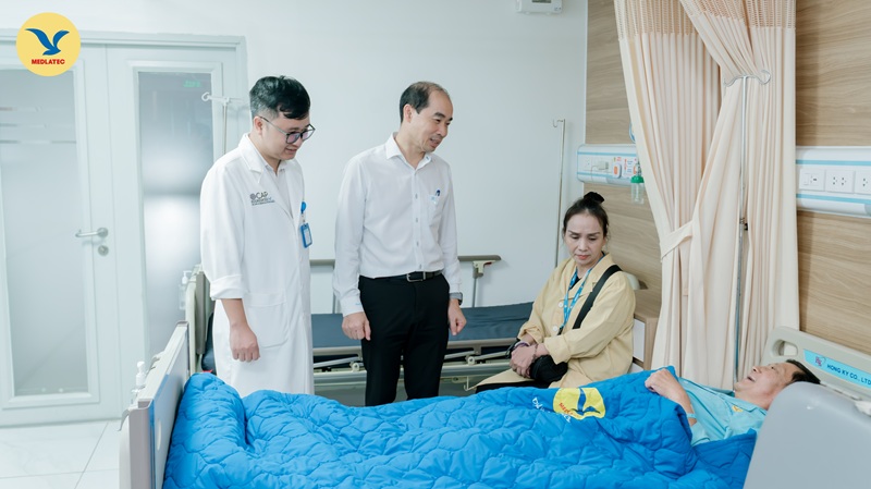 Phó Giám đốc Sở Y tế Hà Nội đi thăm hỏi tình trạng sức khỏe của người bệnh tại Bệnh viện Đa khoa MEDLATEC