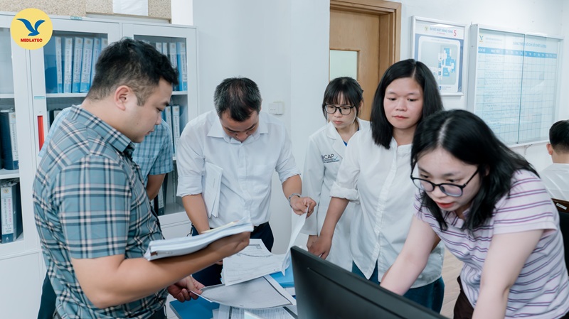 Các thành viên trong đoàn kiểm tra rà soát hồ sơ, tài liệu theo các nội dung được phân công