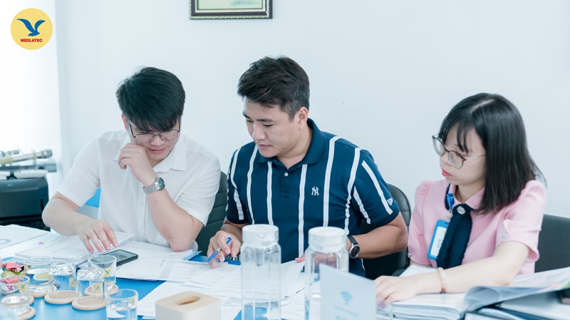 Các thành viên trong đoàn kiểm tra rà soát hồ sơ, tài liệu theo các nội dung được phân công