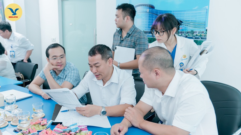 Các thành viên trong đoàn kiểm tra rà soát hồ sơ, tài liệu theo các nội dung được phân công
