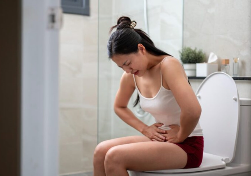 Tình trạng nước tiểu có màu trắng đục như nước gạo ở nữ kèm tiểu buốt, đau bụng dưới là dấu hiệu cảnh báo bệnh lý 