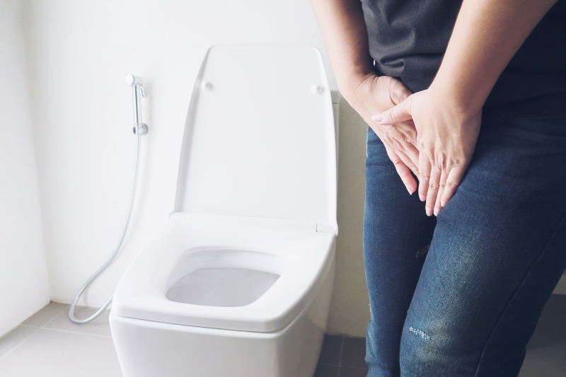 Nhiễm trùng đường tiết niệu là nguyên nhân phổ biến khiến nước tiểu ở nữ giới chuyển màu trắng đục như nước vo gạo