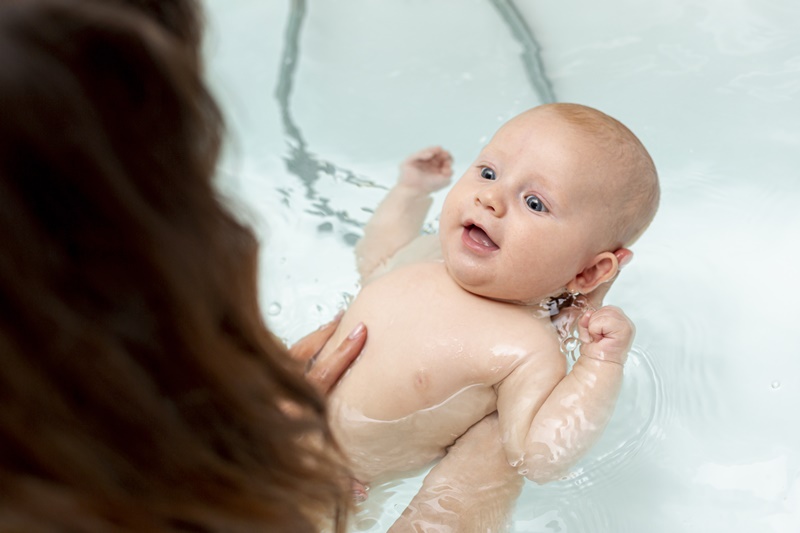 Cha mẹ nên tắm rửa cho con đúng cách để sớm cải thiện tình trạng bệnh 