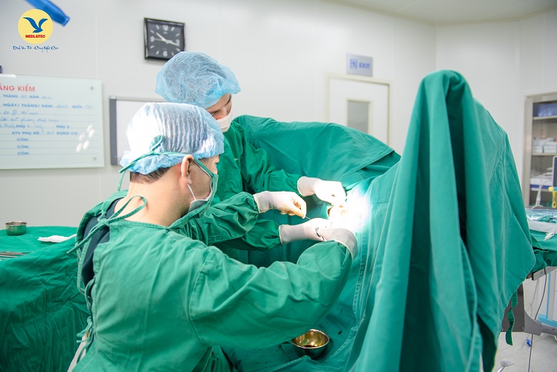 Các bác sĩ tại Hệ thống Y tế MEDLATEC đang ứng dụng kỹ thuật phẫu thuật Longo trong điều trị trĩ