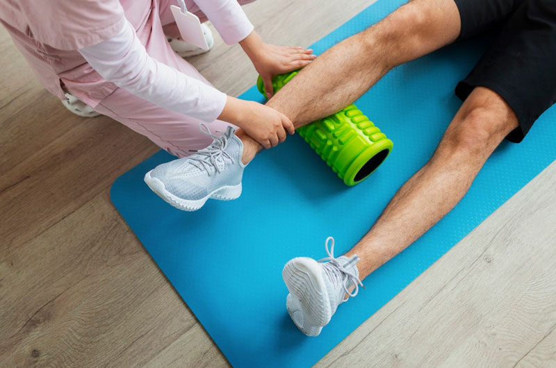 Thực hiện vật lý trị liệu theo chỉ định của bác sĩ để điều trị bệnh 
