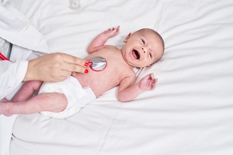 Trẻ sẽ được bác sĩ kiểm tra sức khỏe trước khi tiêm phòng bệnh