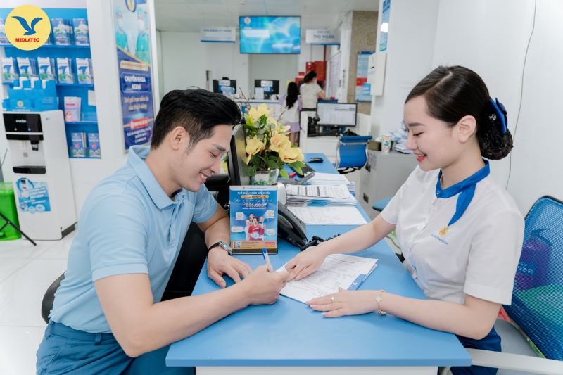 Nhân viên tại MEDLATEC tiếp nhận yêu cầu thăm khám