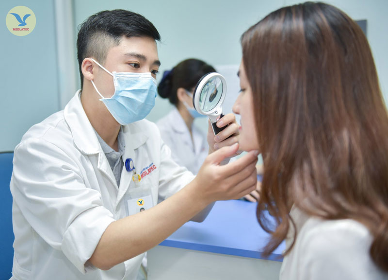 Bác sĩ đang khám lâm sàng cho một khách hàng tại MEDLATEC