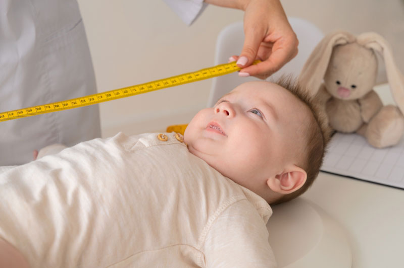 Khi thấy trẻ chậm tăng trưởng chiều cao kèm theo dấu hiệu bất thường, ba mẹ cần đưa trẻ đi khám