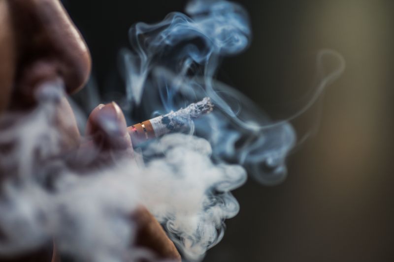 Nicotine trong khói thuốc lá tác động trực tiếp lên hệ thần kinh, tạo cảm giác thư giãn, hưng phấn tạm thời nhưng rất dễ gây phụ thuộc