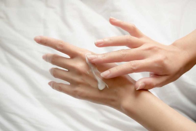 Thoa kem dưỡng ẩm giúp phục hồi da tay