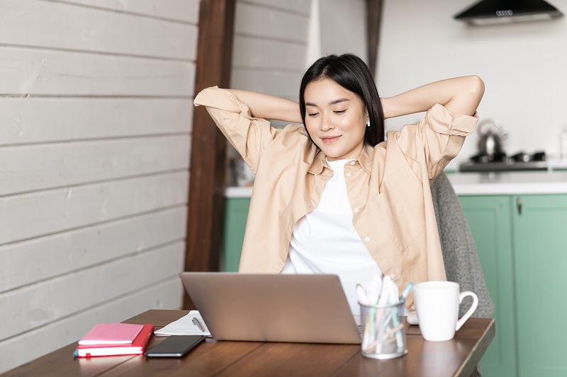 Bấm huyệt Túc Tam Lý đúng cách có thể hỗ trợ thư giãn và giảm cảm giác mệt mỏi. 