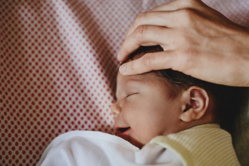 Cha mẹ cần theo dõi chặt chẽ sức khỏe của trẻ sau thời điểm xảy ra va chạm 