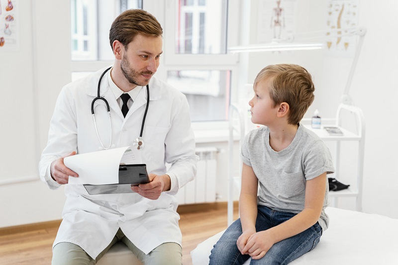 Trẻ có dấu hiệu tic cần được chẩn đoán và hướng dẫn điều trị bởi bác sĩ chuyên khoa