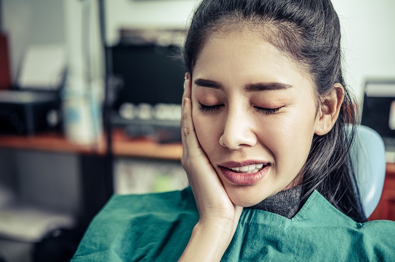 Răng số 8 mọc lệch gây đau kéo dài cần được cân nhắc nhổ bỏ