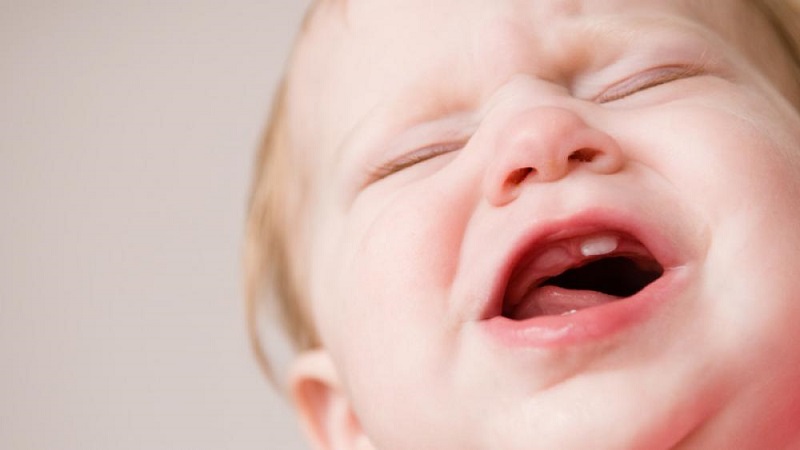 Răng của trẻ 18 tháng tuổi nhú mọc ở vị trí nào?