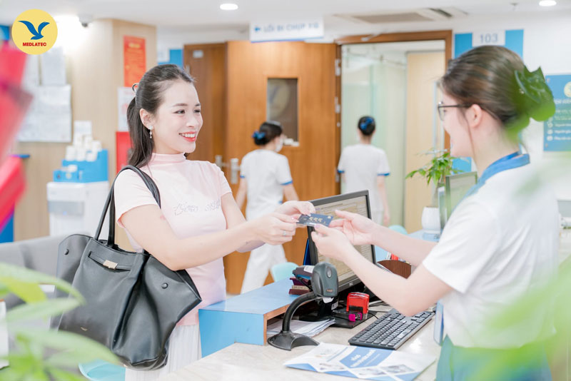 Chị em nên chăm sóc vùng kín đúng cách và thăm khám phụ khoa định kỳ tại các cơ sở y tế uy tín