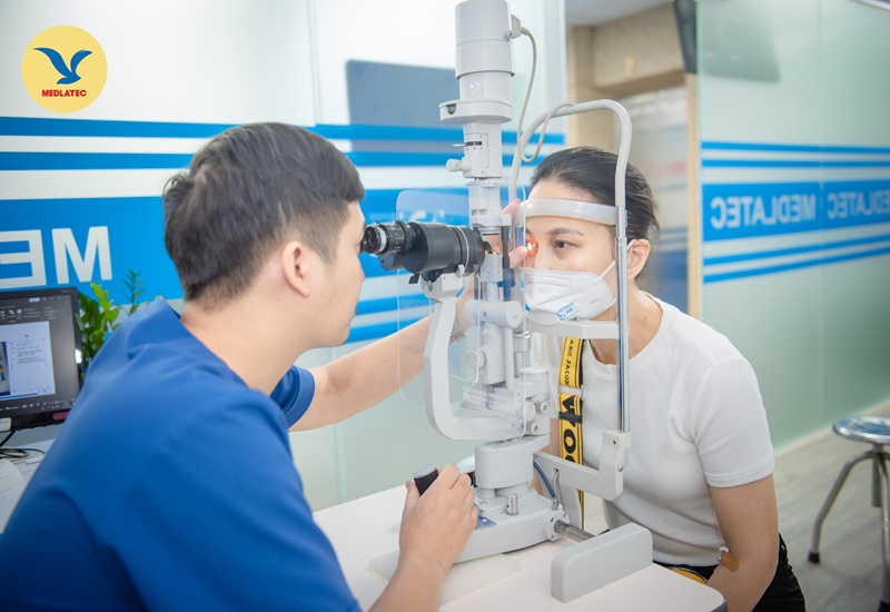 Người có vấn đề về thị lực cần được bác sĩ chuyên khoa đánh giá đúng để điều trị phù hợp