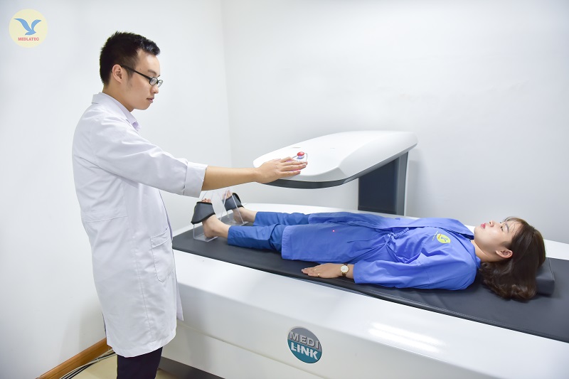 Khách hàng đo mật độ xương cùng bác sĩ chuyên khoa của MEDLATEC