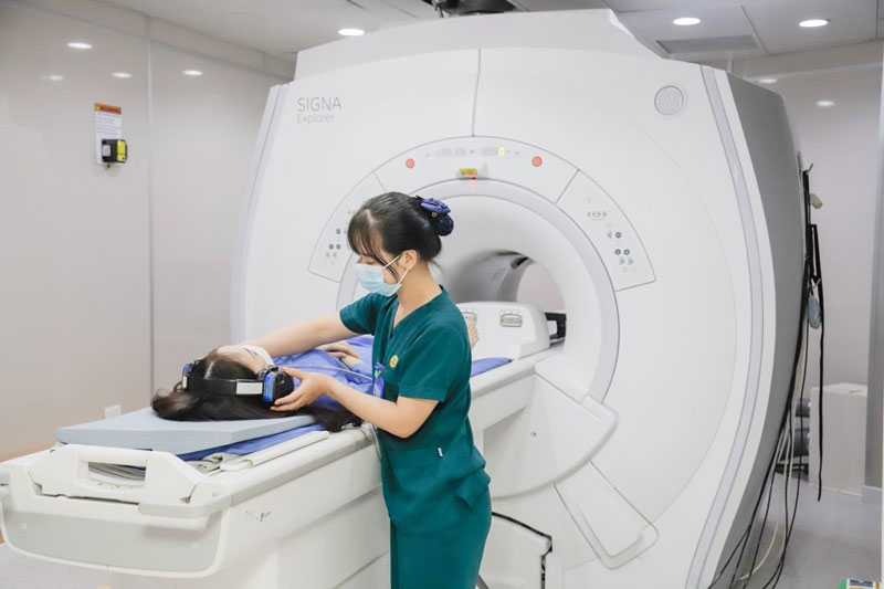 Khách hàng được nhân viên y tế hướng dẫn chụp MRI tại Hệ thống Y tế MEDLATEC 