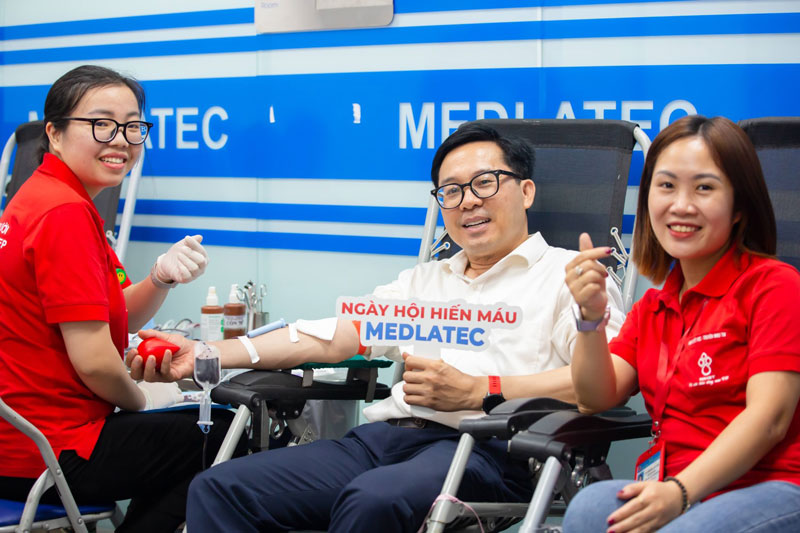 Hiến máu nhân đạo cũng là một cách để tái tạo máu, đào thải lượng sắt dư thừa 