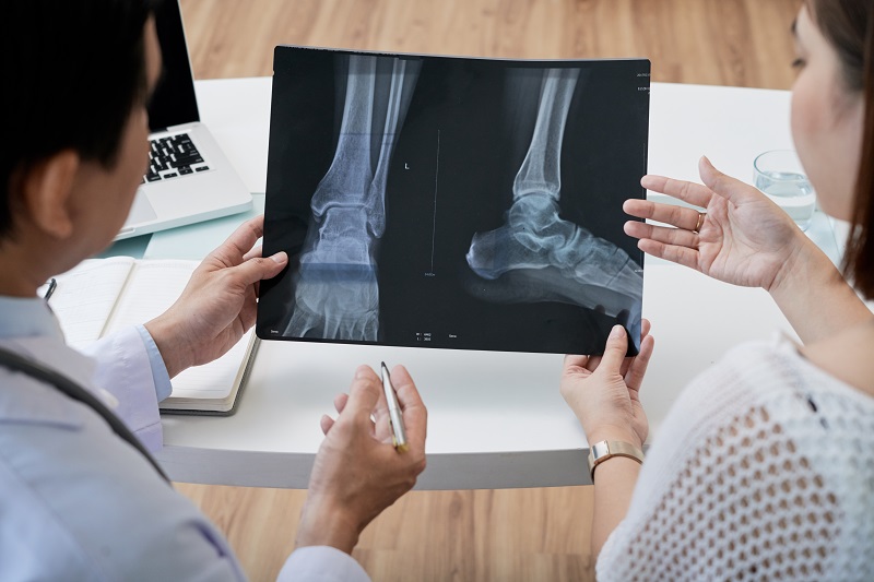Thăm khám bác sĩ, thực hiện kiểm tra cần thiết giúp xác định đúng nguyên nhân bị đau nhói ở lòng bàn chân