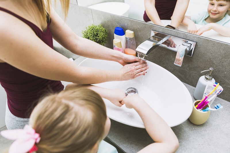 Cha mẹ cần hướng dẫn đầy đủ các bước rửa tay cho trẻ mầm non