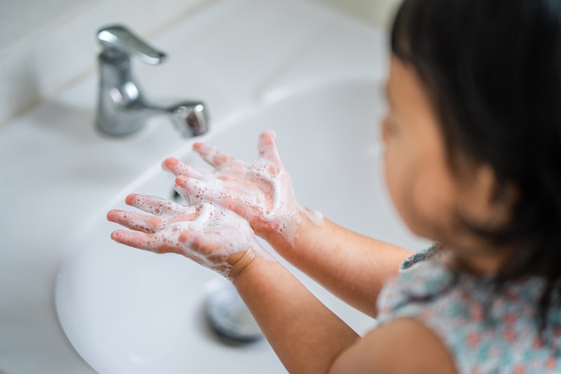 Trẻ cần rửa tay với nước và xà phòng diệt khuẩn để đảm bảo hiệu quả làm sạch