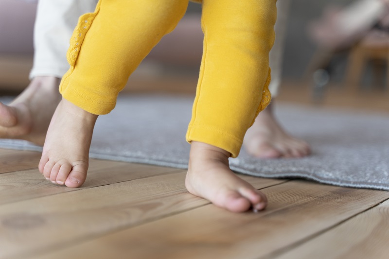 Bàn chân bẹt ở trẻ em dưới 3 tuổi thường là biểu hiện sinh lý, có thể tự cải thiện