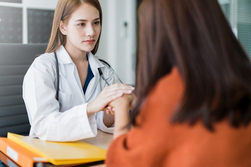 Nữ giới cần có sự thăm khám, tư vấn của bác sĩ, tránh tự quyết định đình chỉ thai kỳ