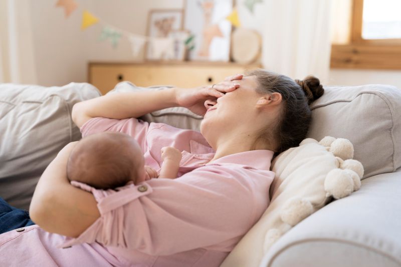 Cơ thể mẹ suy nhược cũng là dấu hiệu cảnh báo sữa mẹ thiếu chất