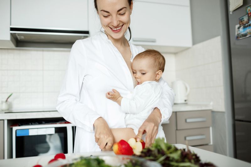 Mẹ cho con bú cần bổ sung đầy đủ dưỡng chất trong thực đơn